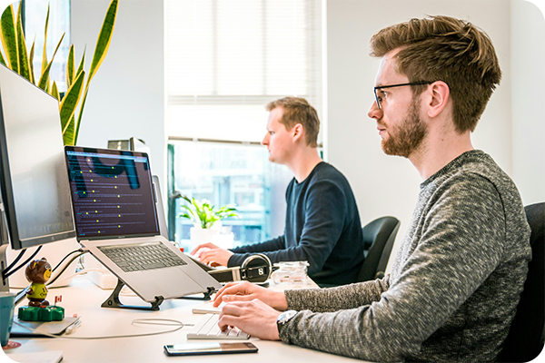 Mann sitzt am Computer 